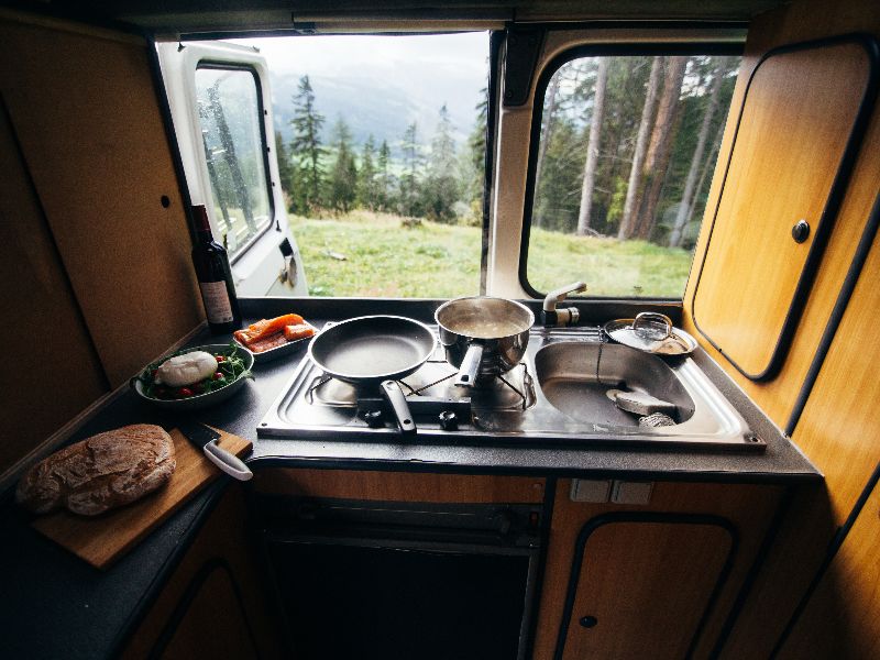 Uitzicht vanuit keuken in een camper