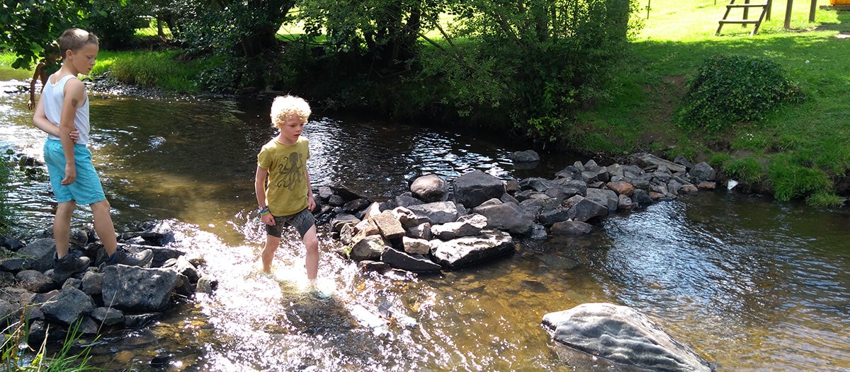 Dammen bouwen en spelen in de rivier