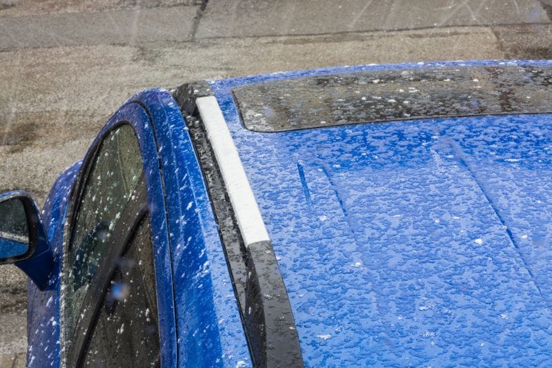 Hagel op blauw autodak