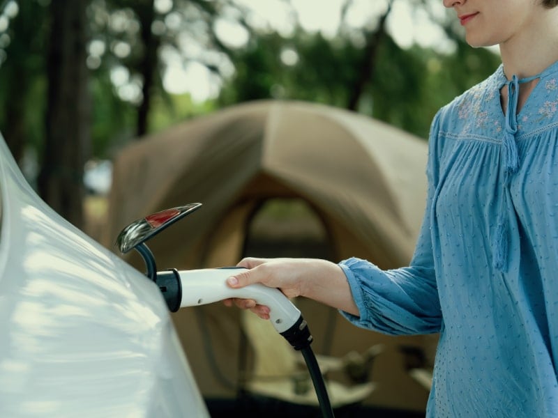 Op veel campings in Europa kun je tegenwoordig je auto opladen.