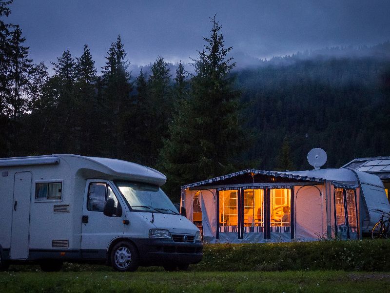 Het kacheltje brandt en de verlichting staat aan. Pas je wel op dat je niet te veel stroom verbruikt op de camping?