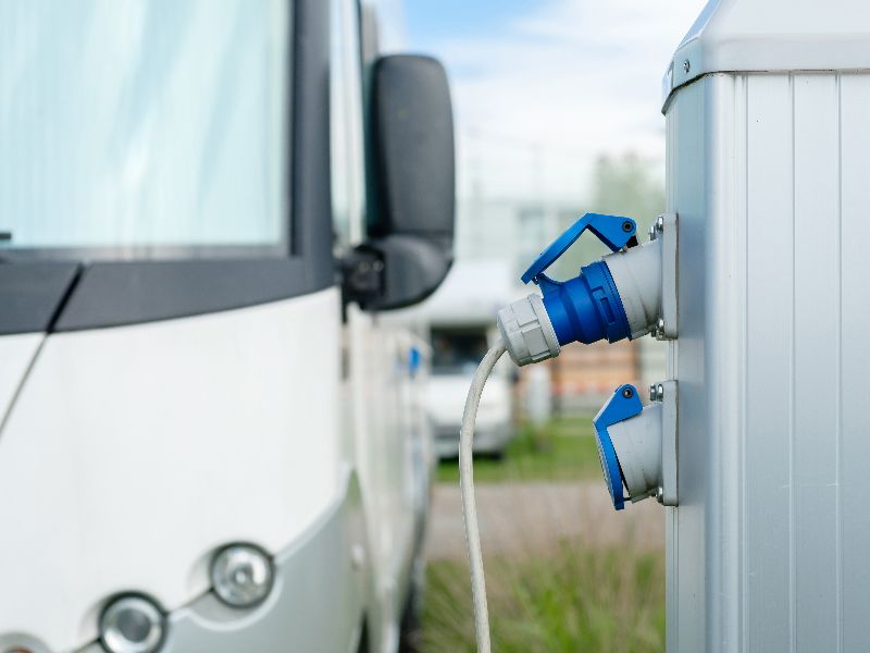 Bedenk tijdens het boeken van je campingplek hoeveel stroom je ongeveer gaat verbruiken tijdens je kampeervakantie.