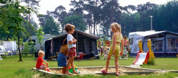 Kinderen spelen op camping