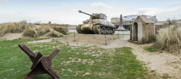 In de buurt van het Utah Beach Museum delen de acteurs uit de serie Band of Brothers handtekeningen uit