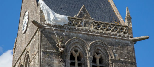 Het gedenkteken aan de klokkentoren van de kerk in Sainte-Mère-Église