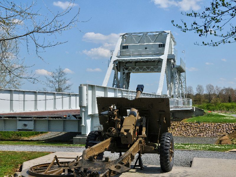 De originele Bénouville-brug, ook wel de Pegasus-brug genoemd, is bewaard gebleven