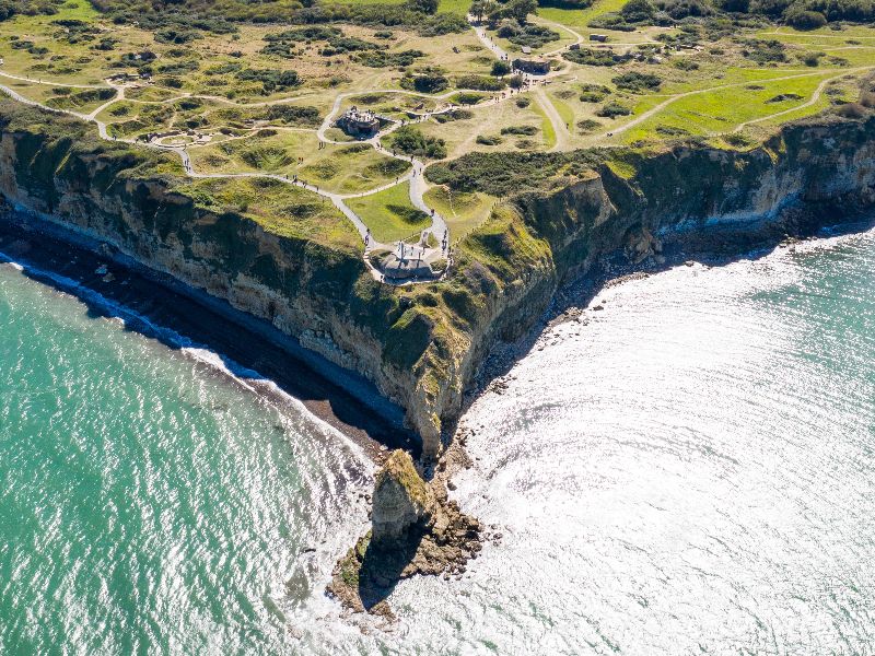 Pointe du Hoc van bovenaf: duidelijk zichtbaar zijn de kraters in het landschap, ontstaan door de bombardementen