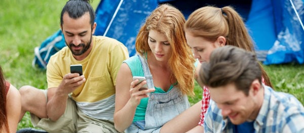 Steeds meer kampeerders maken ook op vakantie gebruik van hun smartphone.