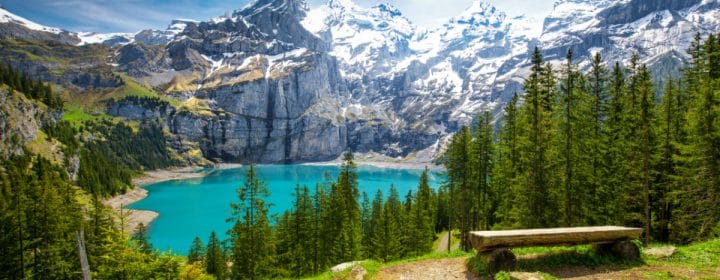 Schitterend uitzicht op de turquoise Oeschinnensee in Zwitserland