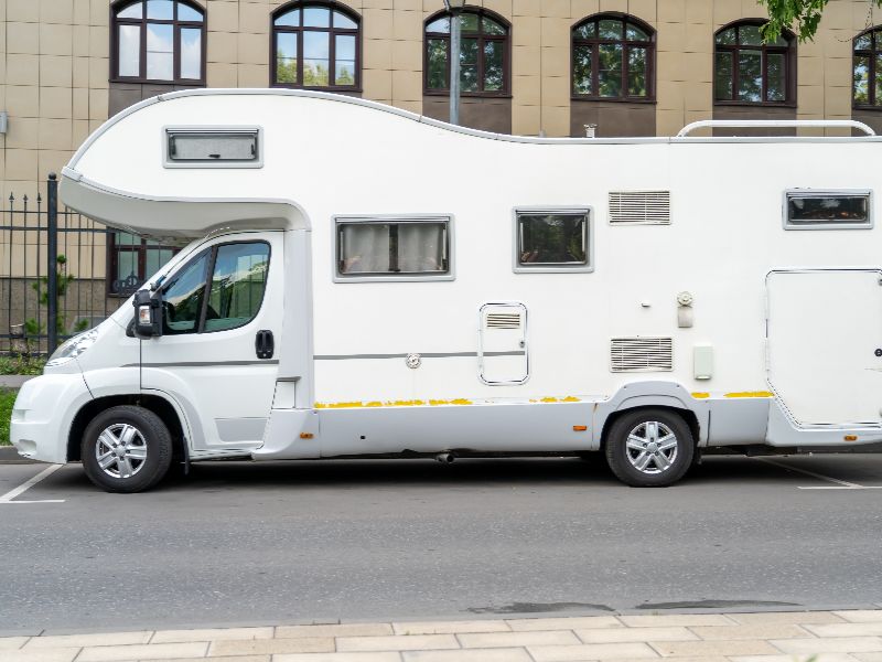 Caravan of camper parkeren op straat