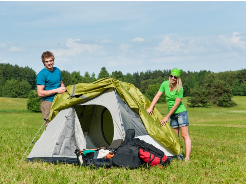 Nettoyer les accessoires et l'équipement de camping correctement