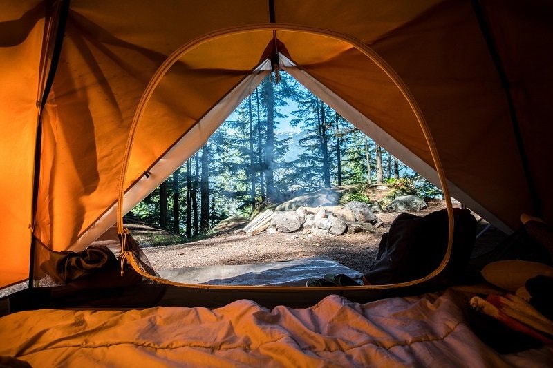 In de tent kun je beter geen kostbaarheden achterlaten. Deze kun je het beste in de auto of in het kluisje van de camping bewaren