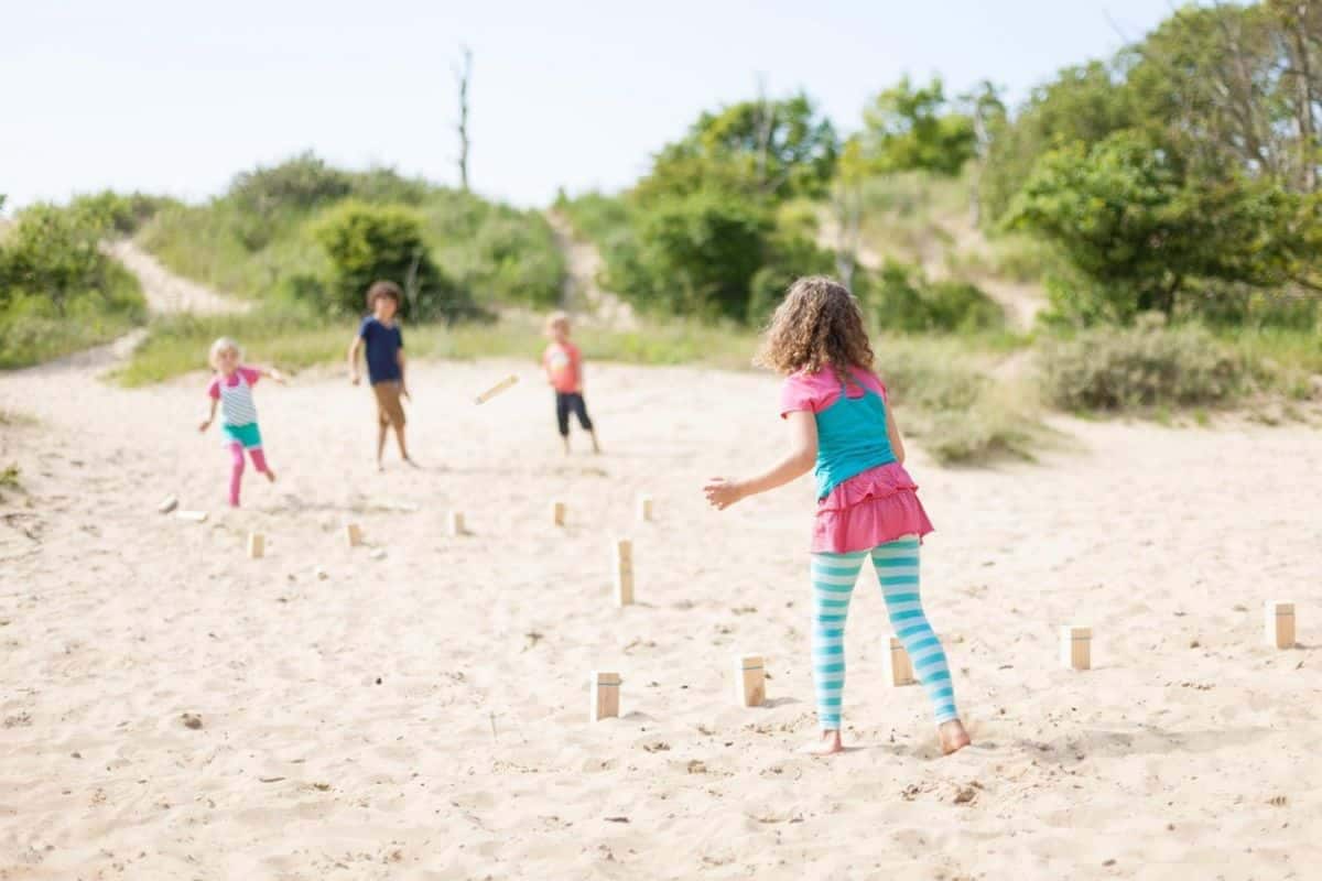 kinderen-spelen-kubb-in-het-zand