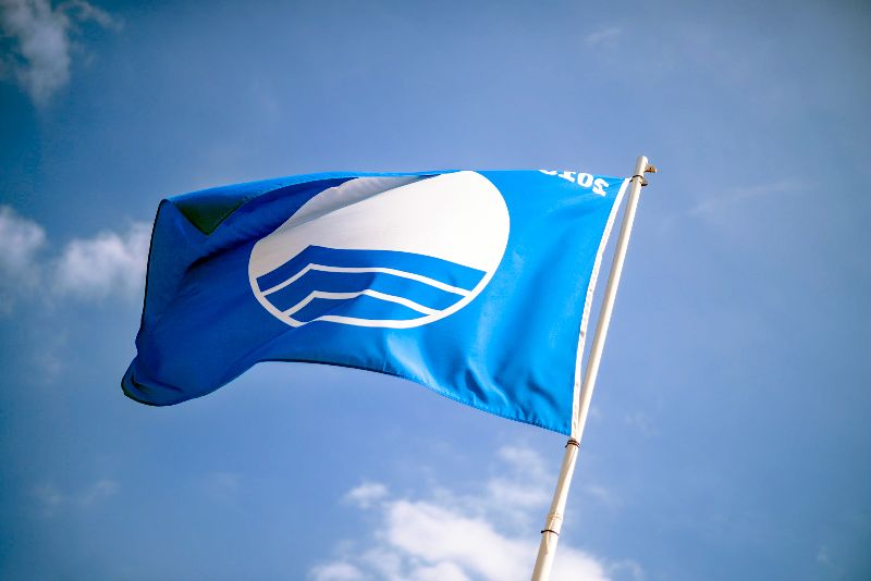 Zie je deze vlag wapperen? Dan voldoet het strand aan de criteria voor een Blue Flag-certificaat.