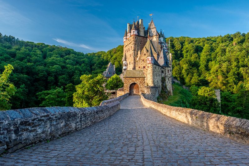 Het sprookjesachtige Burg Eltz ligt midden in de groene bossen van de Eifel.