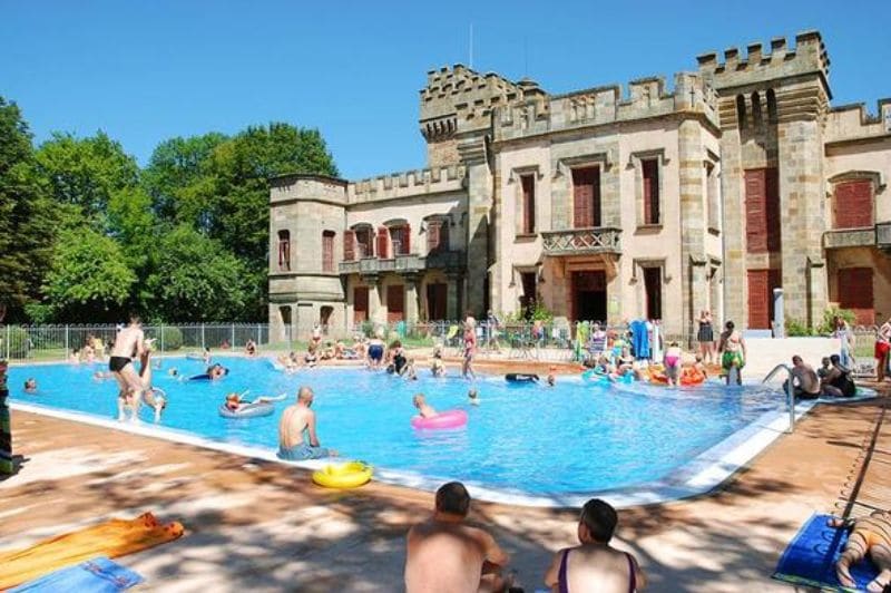 Camping Château de Grange Fort is prachtig gebouwd rondom het gelijknamige vijftiende-eeuws kasteel.