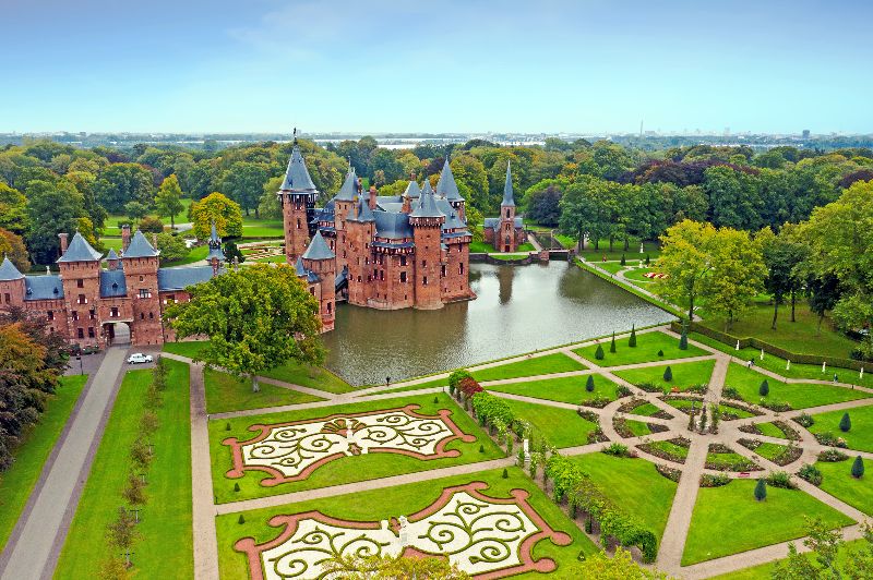 Een van de mooiste kastelen van Nederland is Kasteel de Haar. Niet alleen het kasteel zelf, maar ook de omliggende tuinen zijn de moeite waard.
