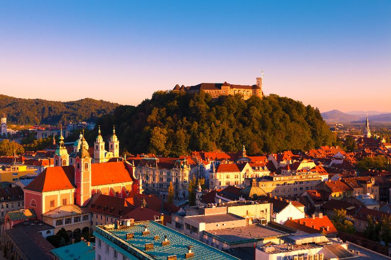 Het imposante Ljubljanski Grad torent hoog boven de Sloveense hoofdstad Ljubljana uit.