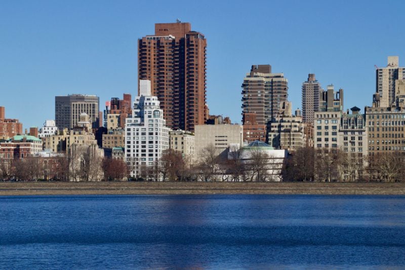 De skyline van New York City, met het Guggenheim Museum rechts van het midden (het witte gebouw).