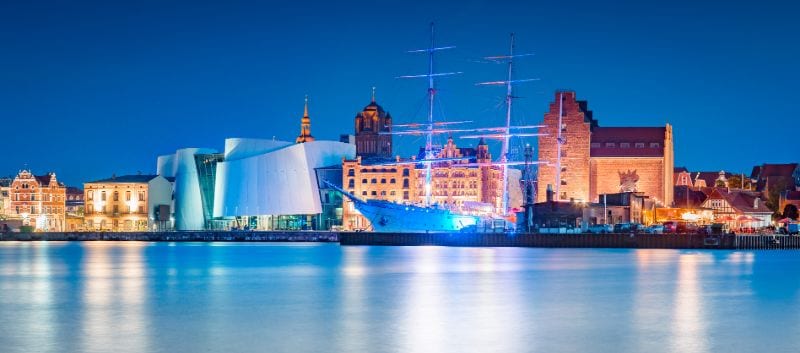 Het indrukwekkende Ozeaneum in de haven van Stralsund.