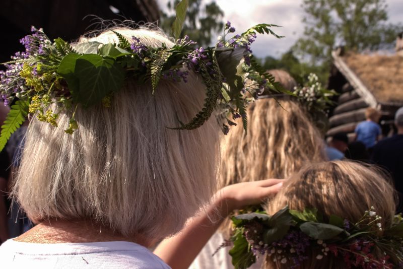 Midzomerfestival in Noorwegen: elk jaar op 23 juni met veel zon, bloemen en lekkers.