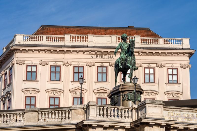 Het imposante gebouw van het Palais Erzherzog Albrecht in het 1e district van het centrum van Wenen.