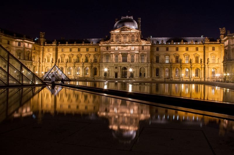 Verlicht in de nacht, lijkt het Louvre bijna een beetje mysterieus.