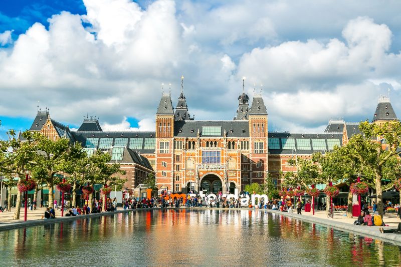 Het uitzicht vanaf het Museumsplein op het indrukwekkende Rijksmuseum.