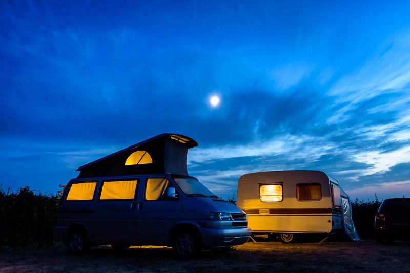 Een camperbusje met een hefdak. 