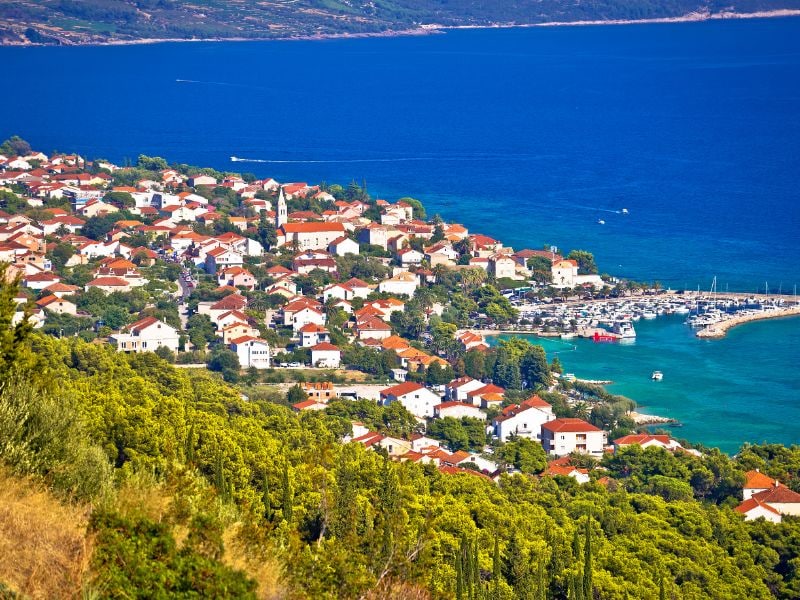 Luchtfoto van Orebić met stad en haven