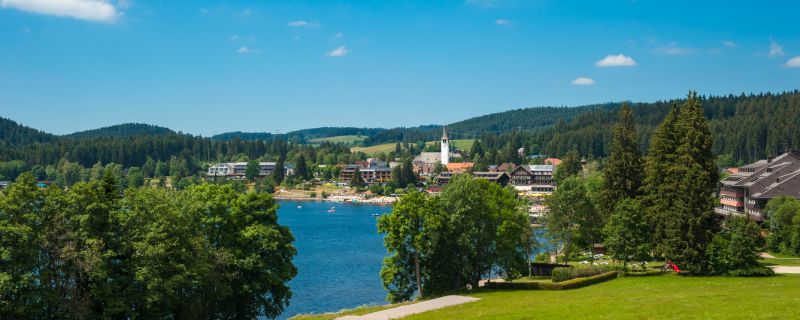 Belebte Ufer am Titisee in der Nähe von Titisee-Neustadt. Belebte Ufer am Titisee in der Nähe von Titisee-Neustadt.