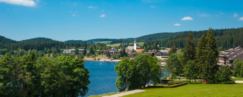 Belebte Ufer am Titisee in der Nähe von Titisee-Neustadt.