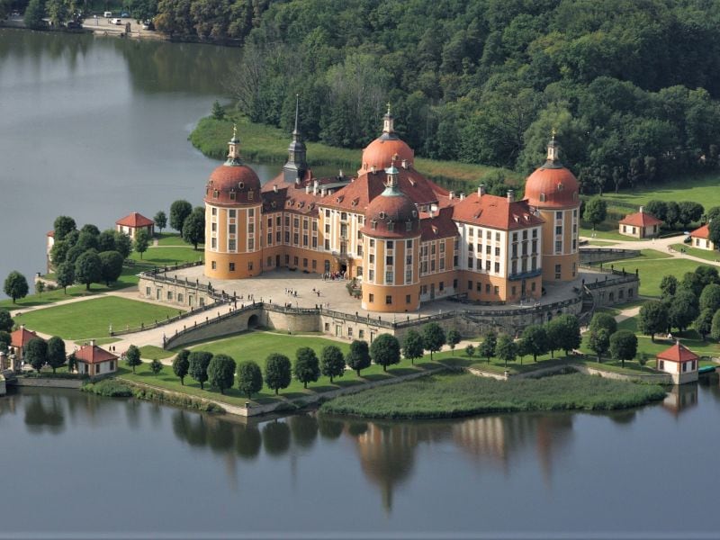 Jachtslot Moritzburg ligt midden in een groot meer.