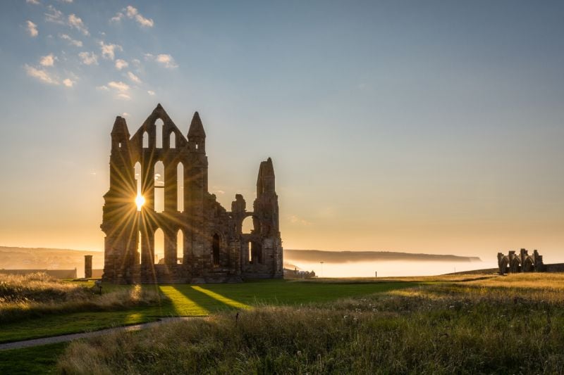 De kloosterruïne van Whitby Abbey gaat terug tot de zevende eeuw.