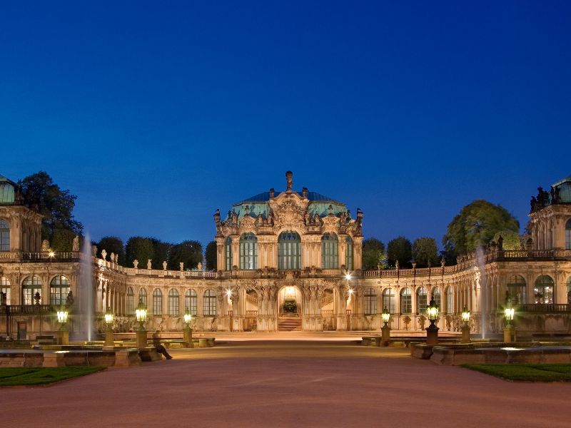 Le palais Zwinger n'était pas destiné à être une résidence, mais sert de palais pour l'exposition de collections (d'art).