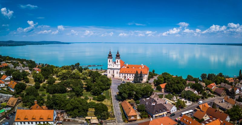 De abdij op het schiereiland Tihany is een van de bijzondere bezienswaardigheden aan het Balatonmeer.