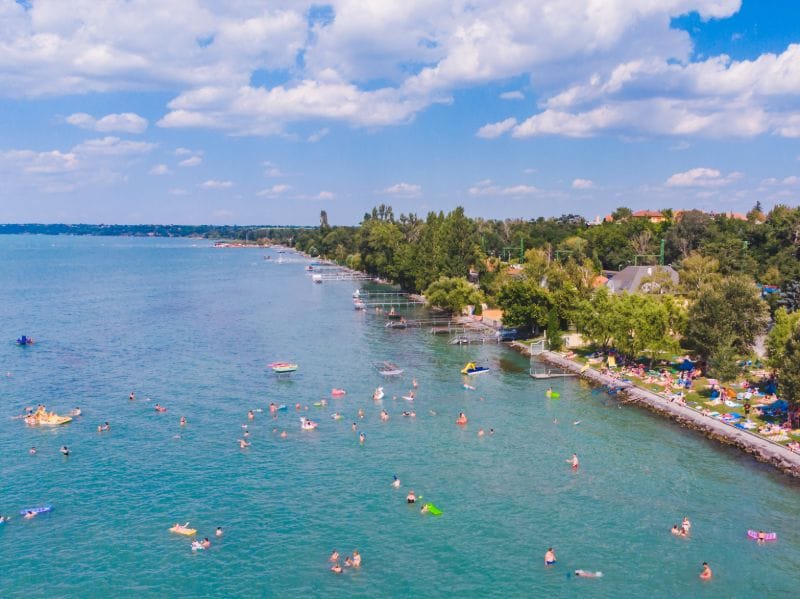 Het Balatonmeer is een waar zwemparadijs met helder water en fijne strandjes.