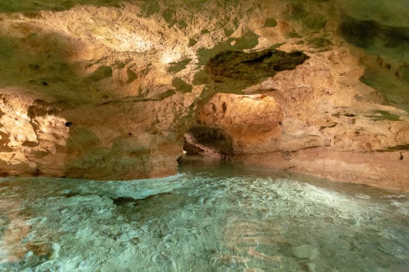 Ga met een bootje op ontdekkingstocht door de grotten van Tapolca.