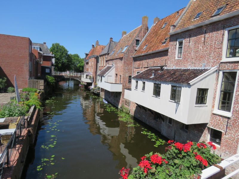 Te zien op vakantie in Noord-Nederland: de hangende keukens van Appingedam.