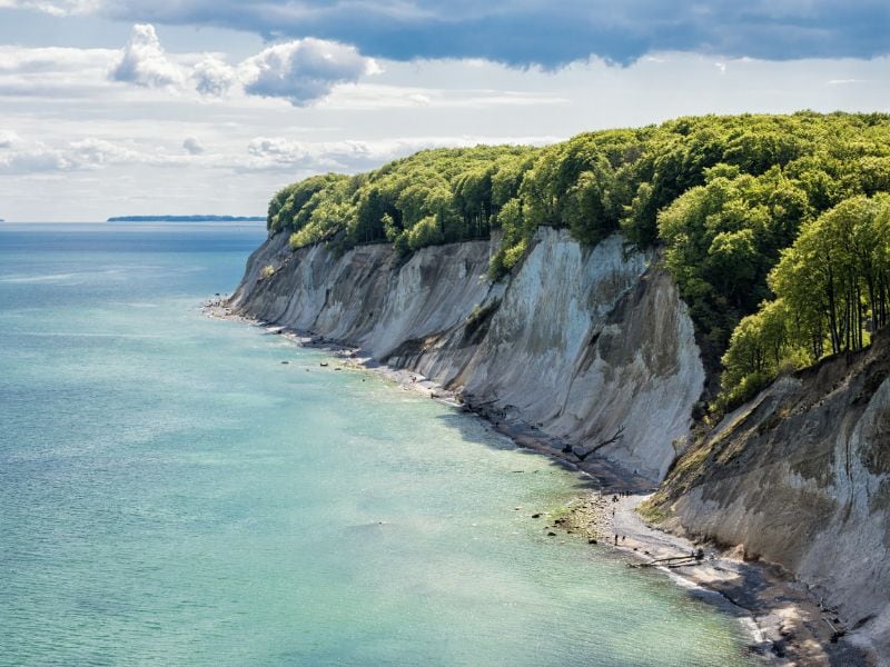 De witte krijtrotsen in het Nationaal Park Jasmund op het eiland Rügen vormen het vertrekpunt van de Duitse Lanenroute. 