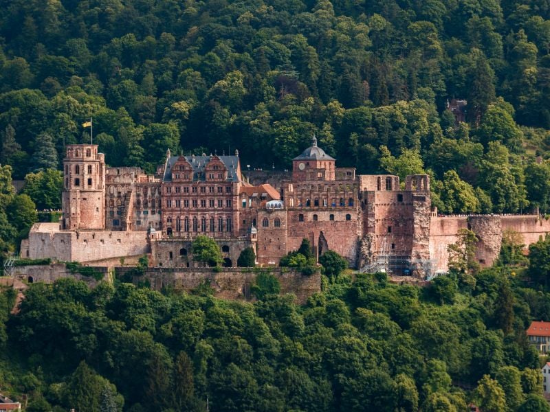 Slot Heidelberg is een van de beroemdste ruïnes in Duitsland en geeft je een prachtig uitzicht over de stad Heidelberg. Je komt dit slot tegen als je de Burchtenroute volgt.