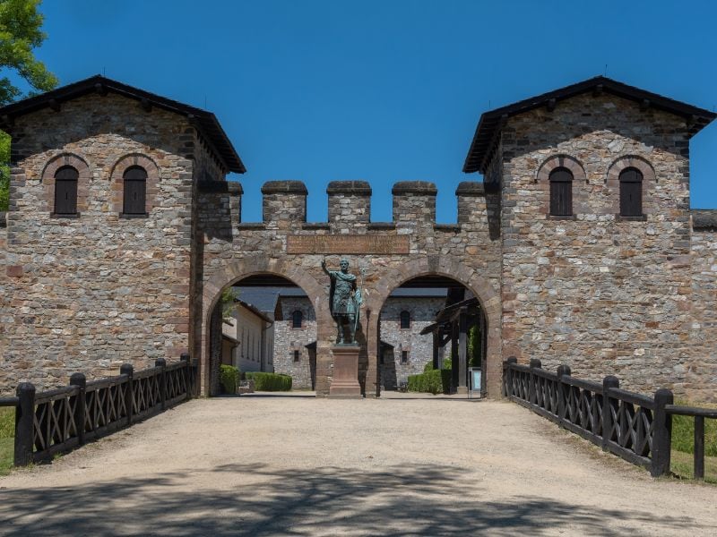 De ingang van het Romeinse castellum Saalburg: voor de poort staat het standbeeld van keizer Antoninus Pius.