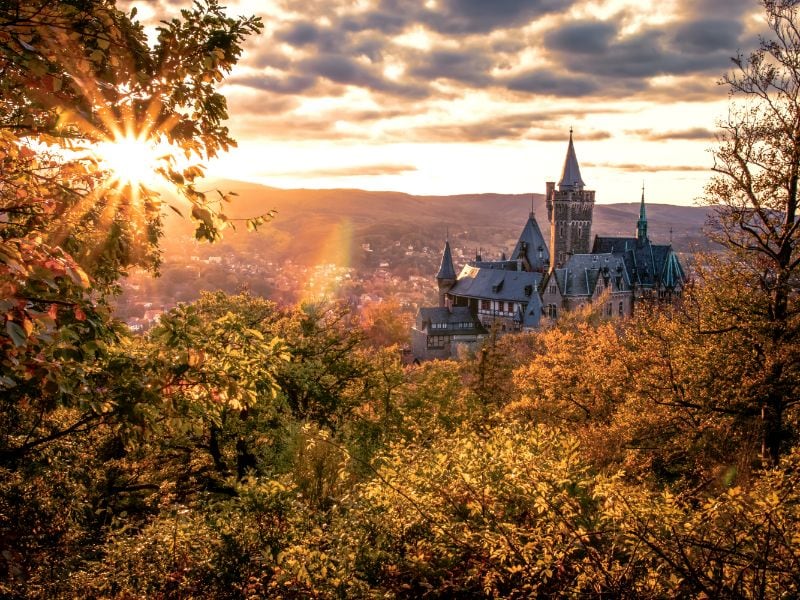 De zon gaat onder achter slot Wernigerode. In dit slot groeide de moeder van Willem van Oranje - Juliana zu Stolberg-Wernigerode - op.