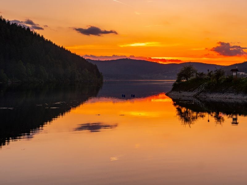 Zonsondergang aan de Schluchsee. Hier geniet je van prachtige wandelingen, waterpret én de mooie natuur. Zonsondergang aan de Schluchsee. Hier geniet je van prachtige wandelingen, waterpret én de mooie natuur.