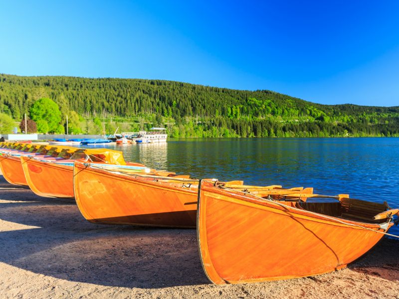 De Titisee wordt vaak gezien als het mooiste meer in het Zwarte Woud. De bootjes liggen al klaar om je mee te nemen over het water. De Titisee wordt vaak gezien als het mooiste meer in het Zwarte Woud. De bootjes liggen al klaar om je mee te nemen over het water.