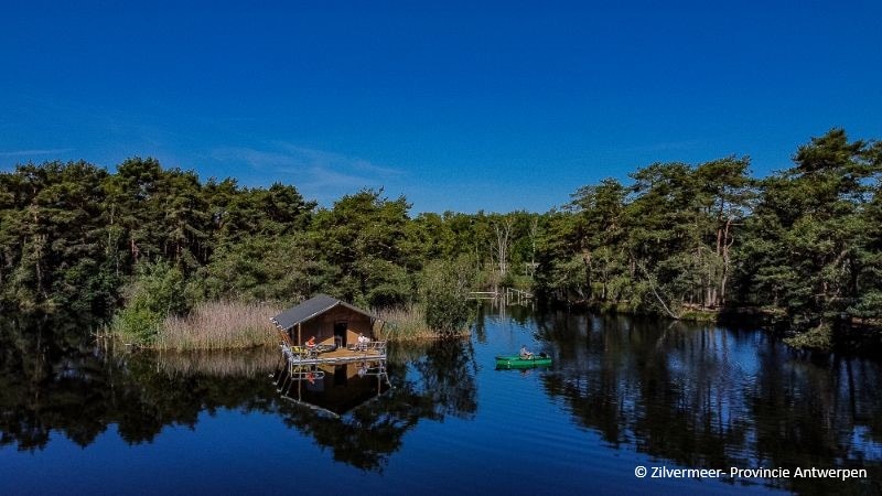 Bijzonder overnachten. Kamperen op een vlot op Camping Zilvermeer