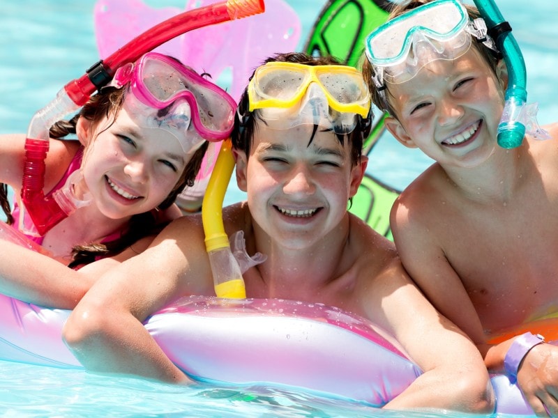 Campsites can request an exemption for the swim cap requirement. Many large Italian campsites do this so that their guests can swim without a swim cap.