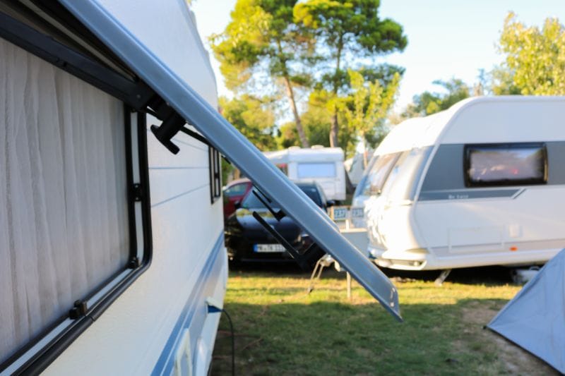 Caravan met open raam