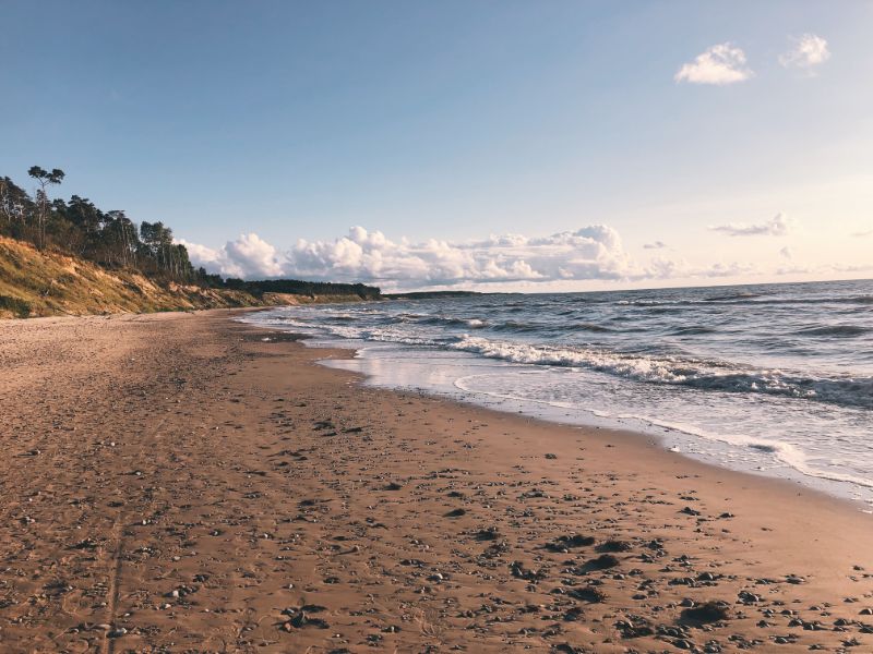 Op zoek naar barnsteen op het prachtige strand van Jūrkalne