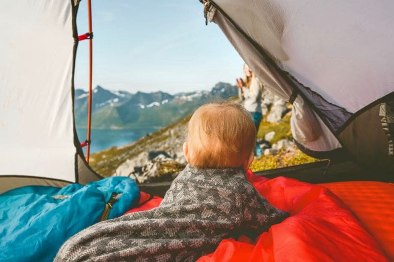 Kleine kinderen in een tent